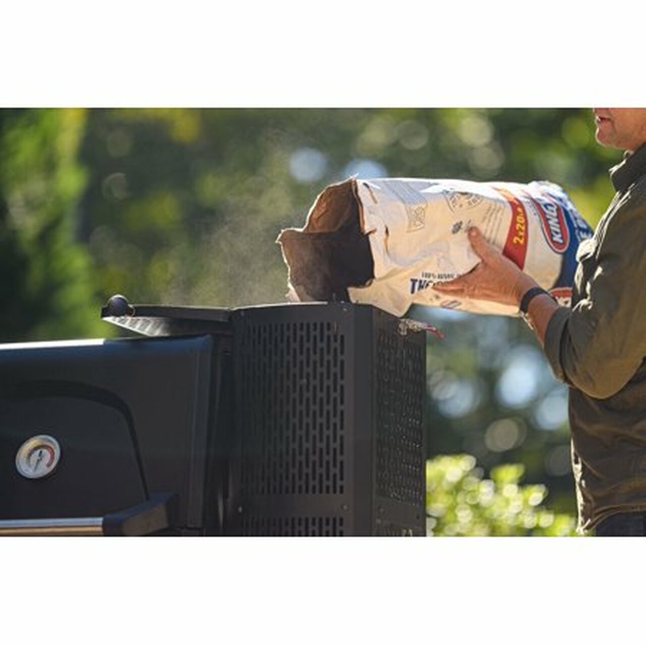Masterbuilt Gravity Series 560 Digital Charcoal Grill + Smoker in Black